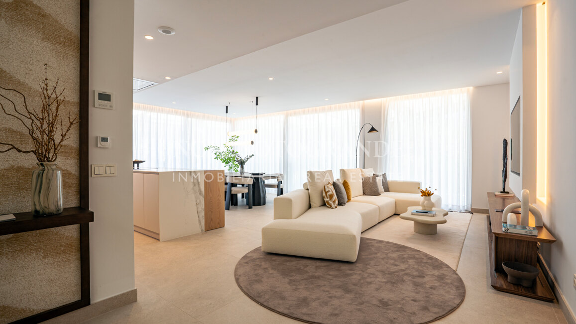 Atico a estrenar de 4 dormitorios con solarium, piscina privada y vistas abiertas al mar en Benahavis