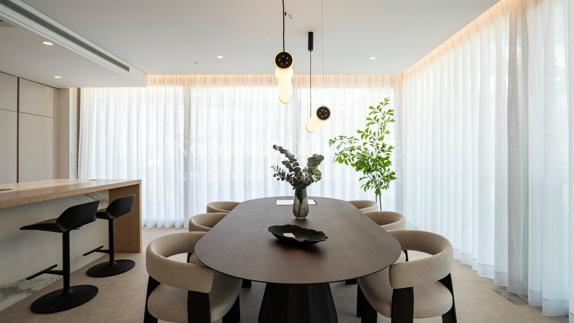 Atico a estrenar de 4 dormitorios con solarium, piscina privada y vistas abiertas al mar en Benahavis