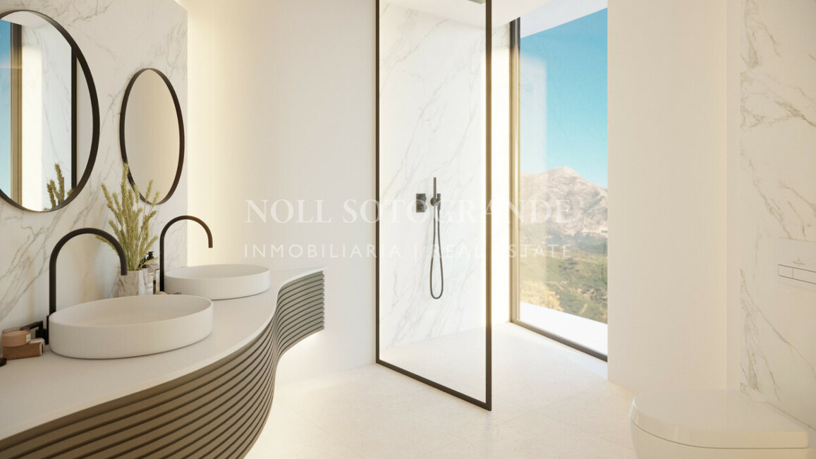 Atico a estrenar de 4 dormitorios con solarium, piscina privada y vistas abiertas al mar en Benahavis