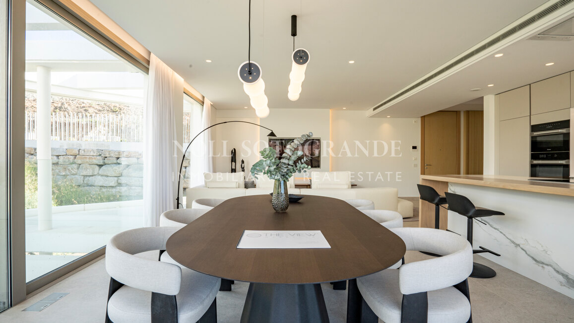 Atico a estrenar de 4 dormitorios con solarium, piscina privada y vistas abiertas al mar en Benahavis