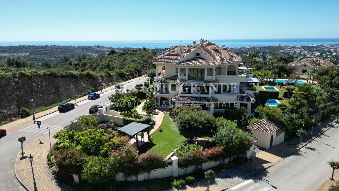 Corner garden apartment with private pool and partial sea views in Aloha Park