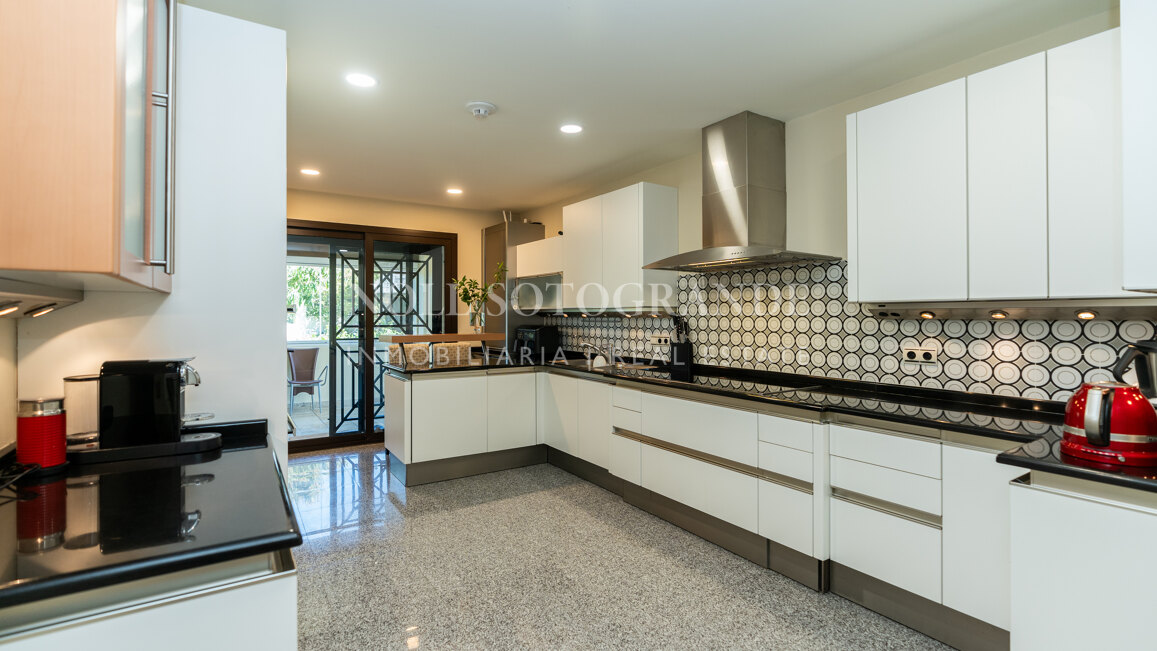 Corner garden apartment with private pool and partial sea views in Aloha Park