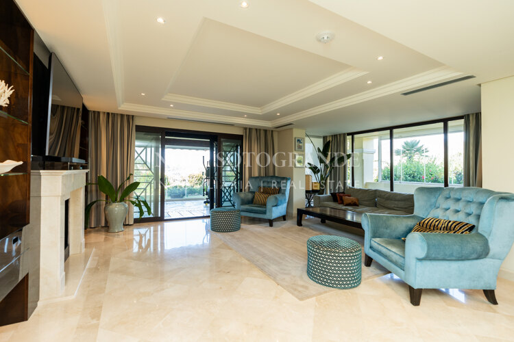 Corner garden apartment with private pool and partial sea views in Aloha Park