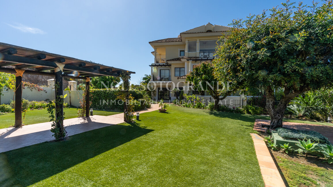 Corner garden apartment with private pool and partial sea views in Aloha Park