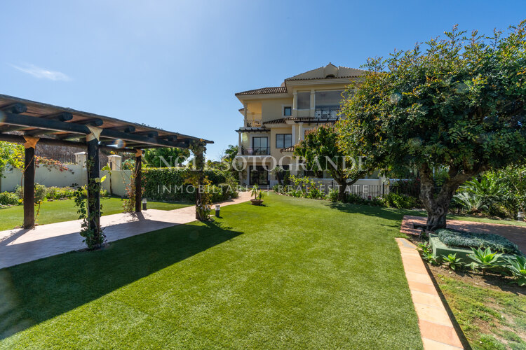 Corner garden apartment with private pool and partial sea views in Aloha Park