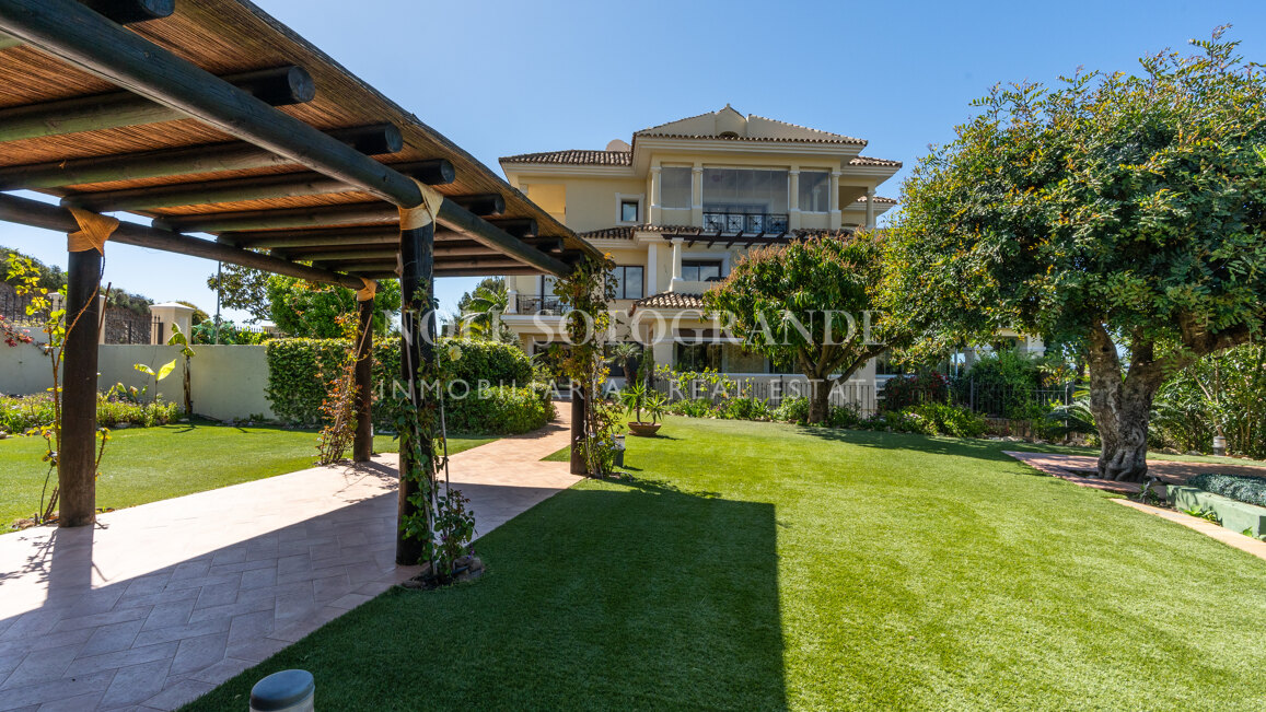 Corner garden apartment with private pool and partial sea views in Aloha Park