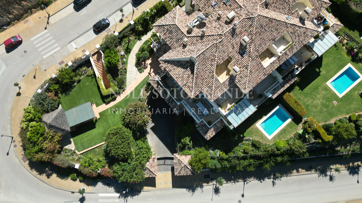 Corner garden apartment with private pool and partial sea views in Aloha Park