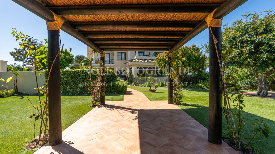 Corner garden apartment with private pool and partial sea views in Aloha Park