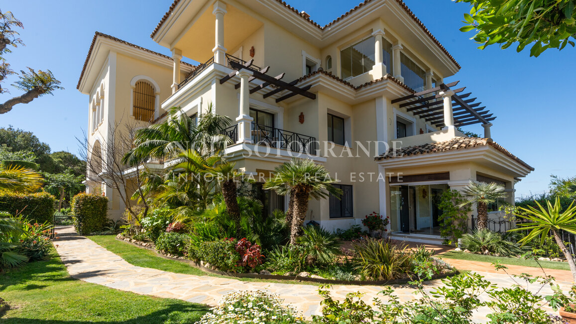 Corner garden apartment with private pool and partial sea views in Aloha Park