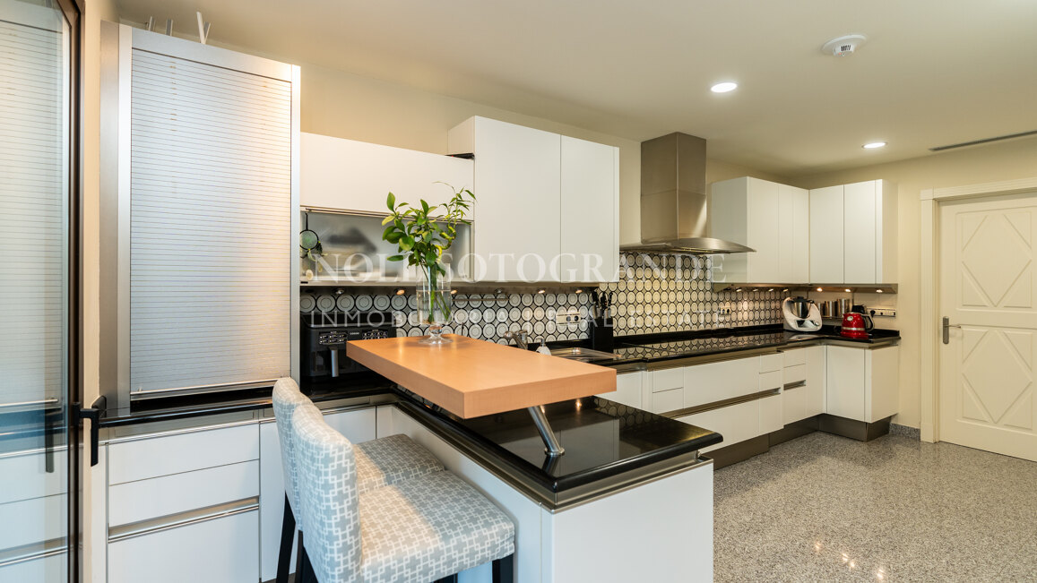 Corner garden apartment with private pool and partial sea views in Aloha Park