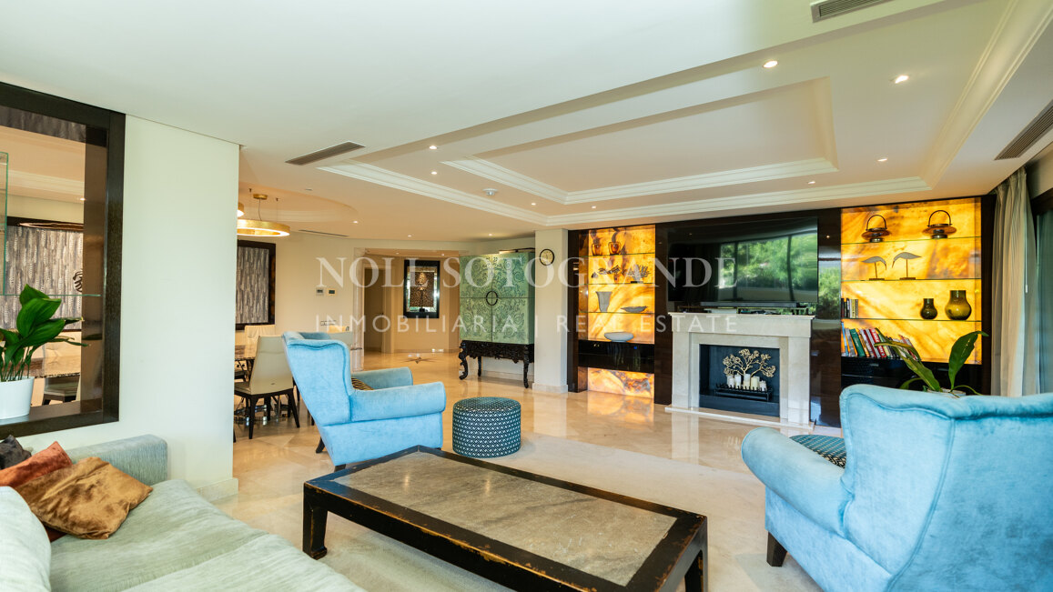 Corner garden apartment with private pool and partial sea views in Aloha Park