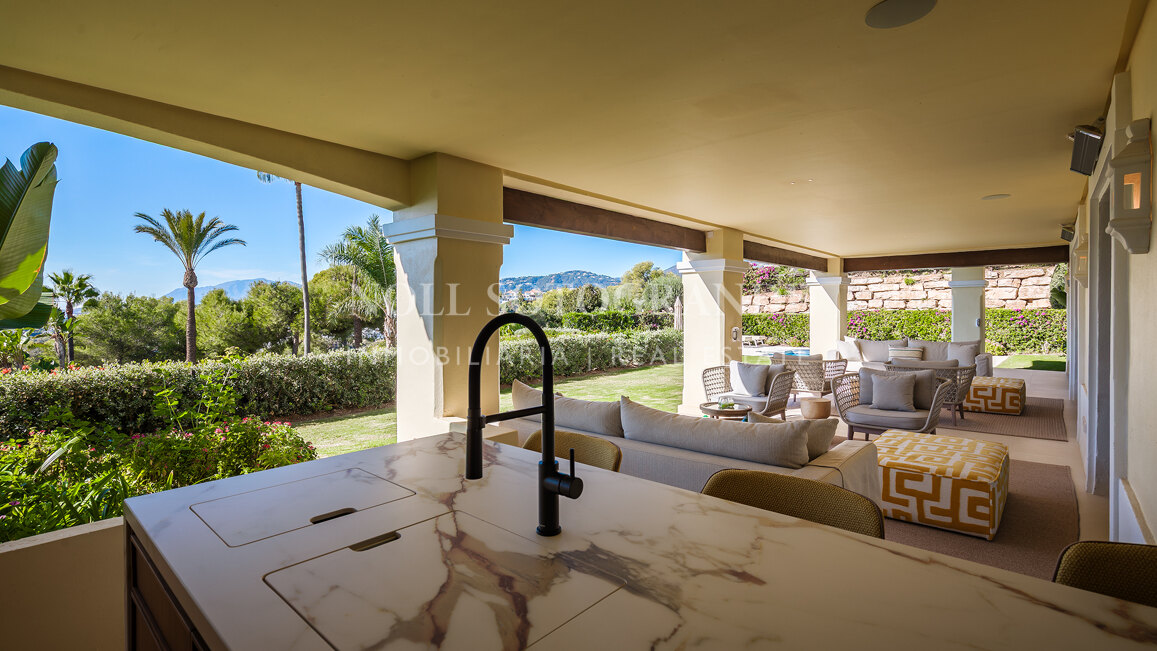 Luxury garden apartment with sea views and private pool in Aloha Golf, Nueva Andalucía