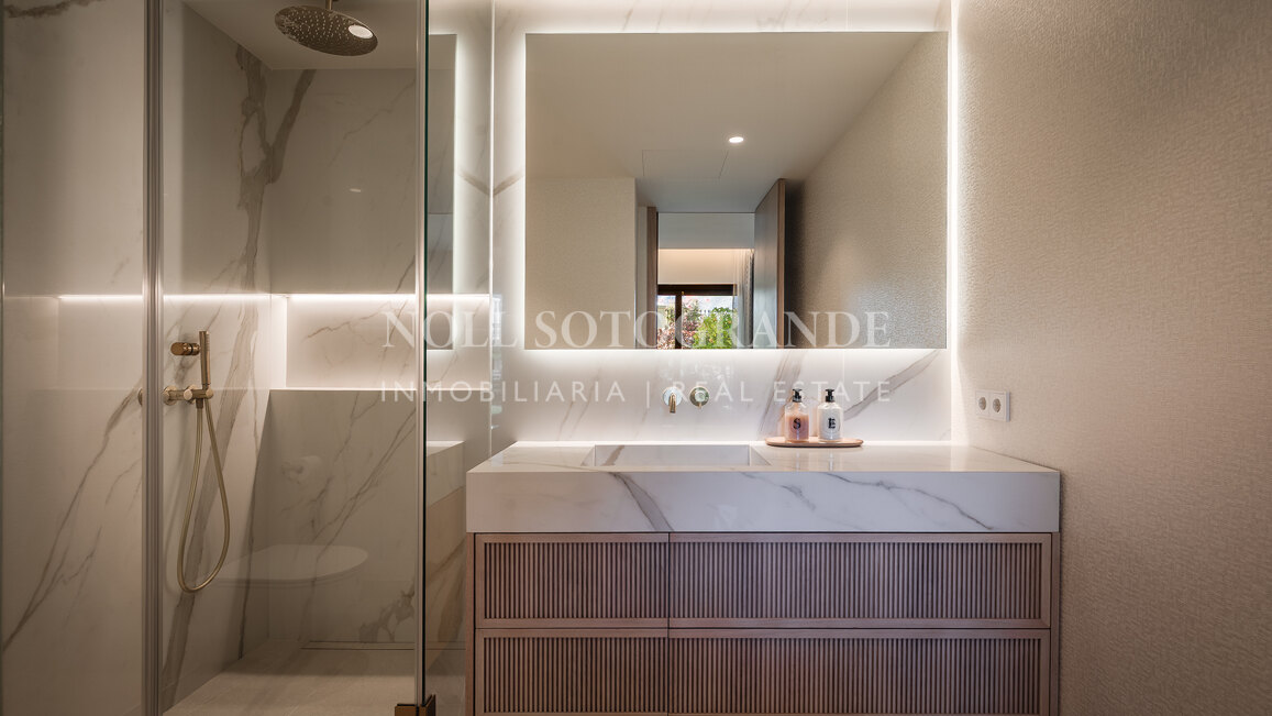 Luxury garden apartment with sea views and private pool in Aloha Golf, Nueva Andalucía