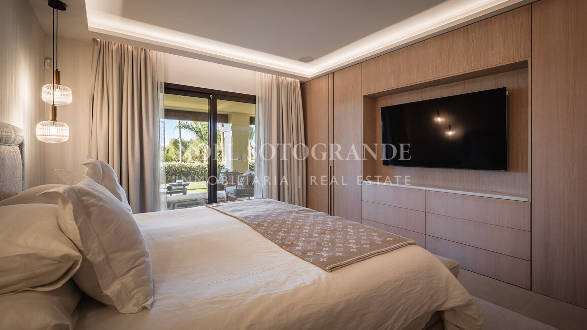 Luxury garden apartment with sea views and private pool in Aloha Golf, Nueva Andalucía