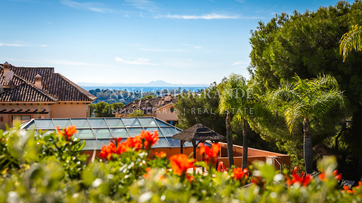 Luxury garden apartment with sea views and private pool in Aloha Golf, Nueva Andalucía