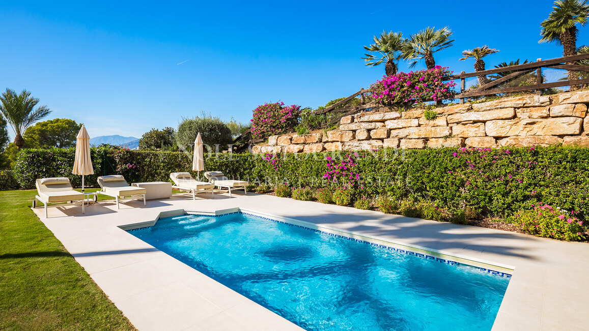 Luxury garden apartment with sea views and private pool in Aloha Golf, Nueva Andalucía