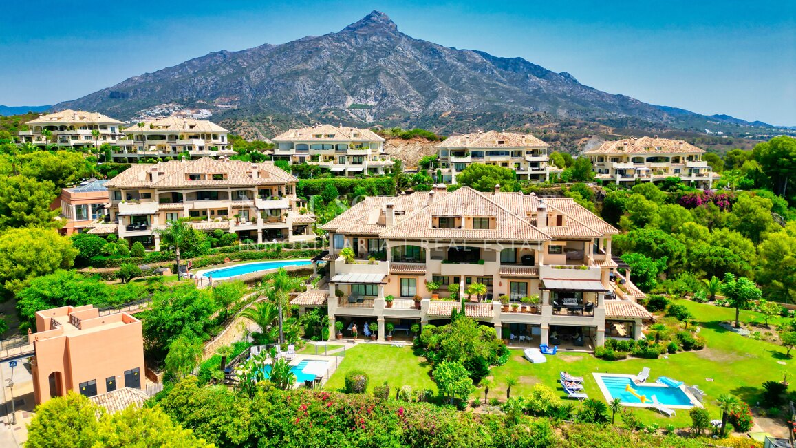 Luxury garden apartment with sea views and private pool in Aloha Golf, Nueva Andalucía