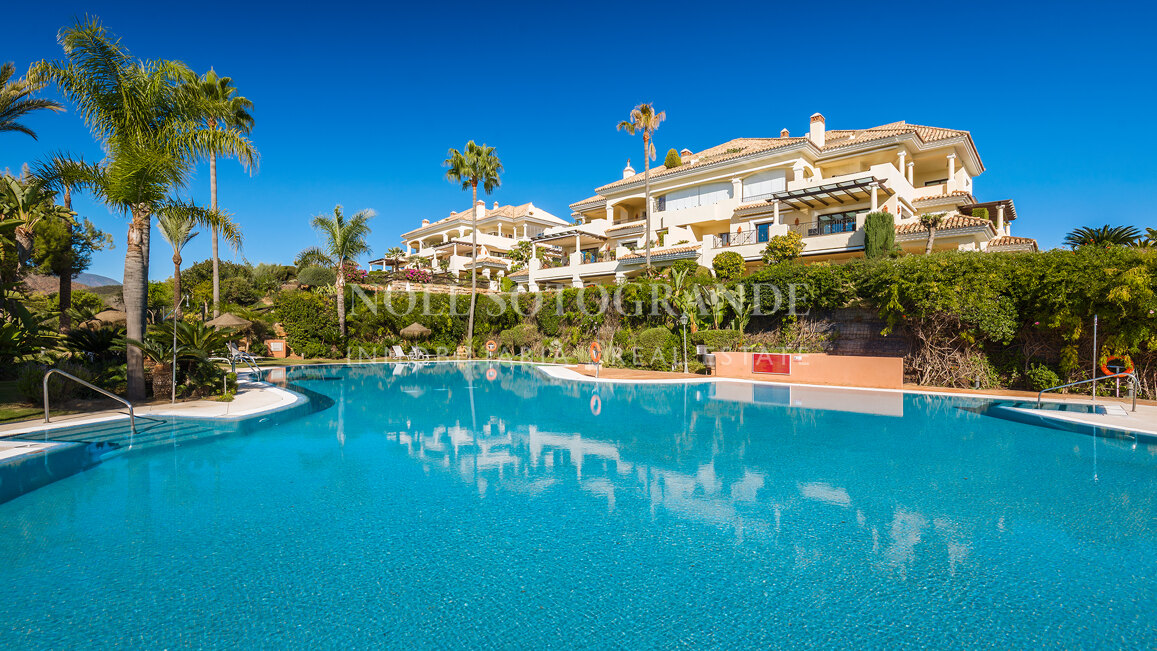 Luxury garden apartment with sea views and private pool in Aloha Golf, Nueva Andalucía