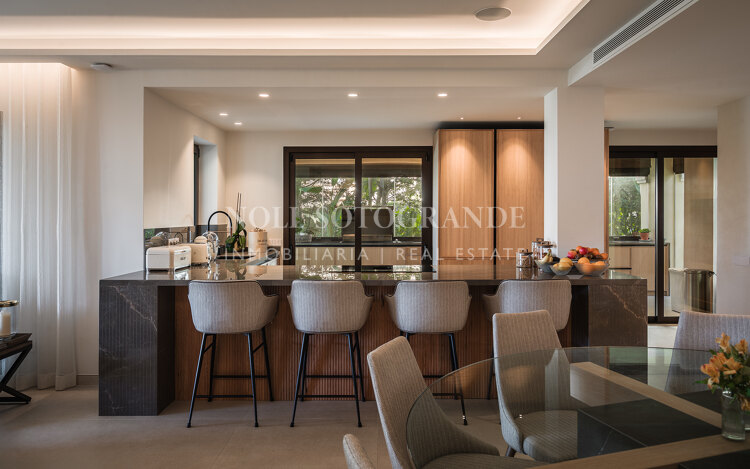 Luxury garden apartment with sea views and private pool in Aloha Golf, Nueva Andalucía