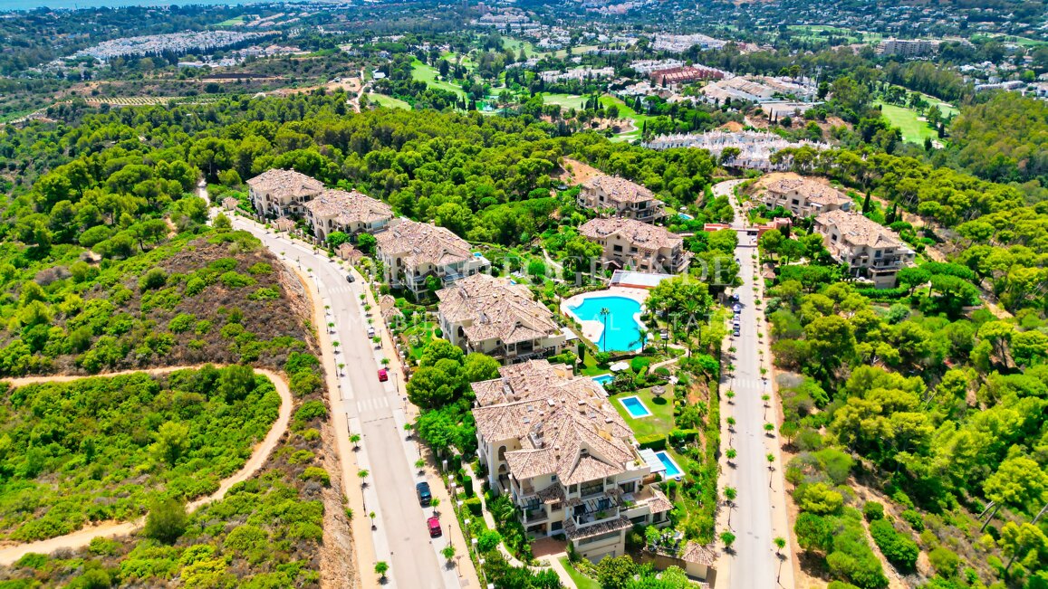 Luxury garden apartment with sea views and private pool in Aloha Golf, Nueva Andalucía