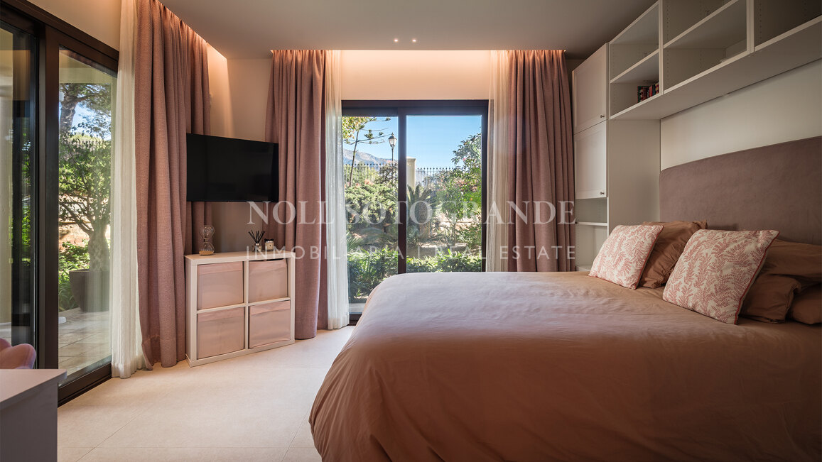 Luxury garden apartment with sea views and private pool in Aloha Golf, Nueva Andalucía