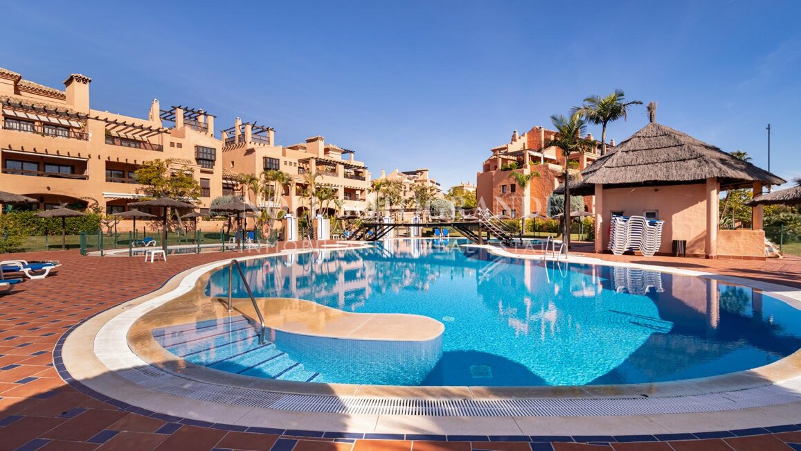 Beachside 4-bed apartment on the New Golden Mile, Estepona East