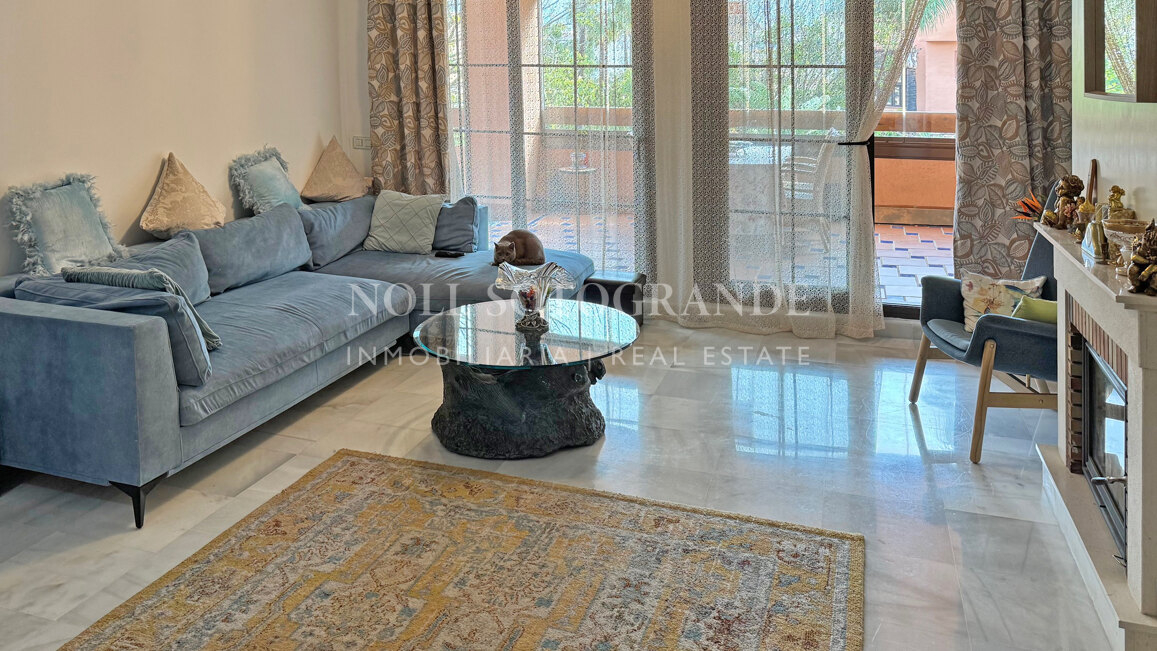 Beachside 4-bed apartment on the New Golden Mile, Estepona East