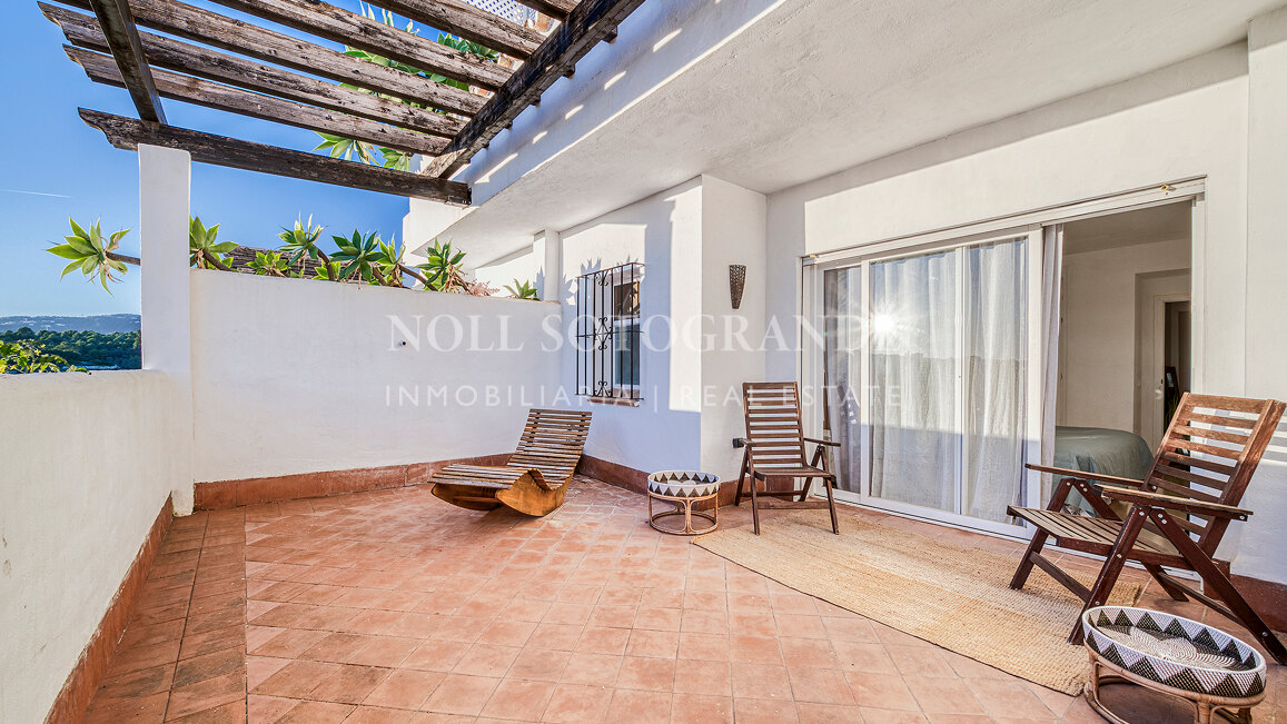 Charming 4-bed duplex apartment in Club Sierra, on the Istan Road, within walking distance to amenities