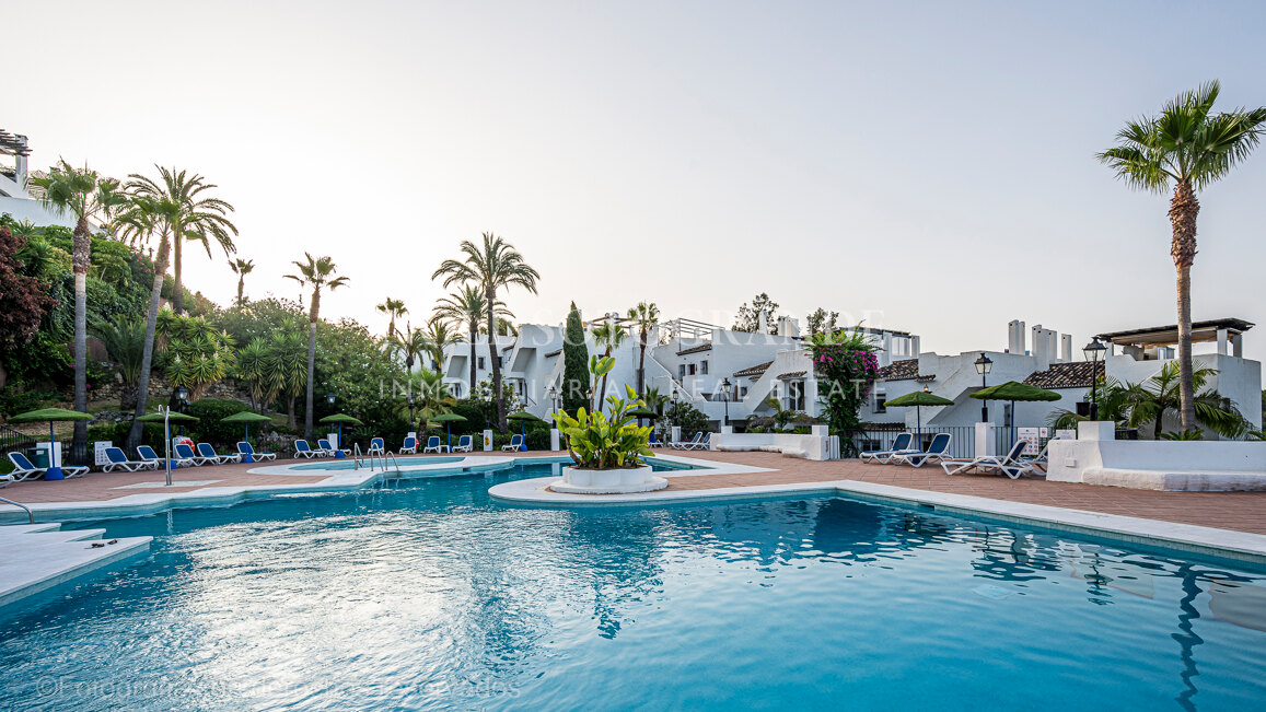 Charming 4-bed duplex apartment in Club Sierra, on the Istan Road, within walking distance to amenities