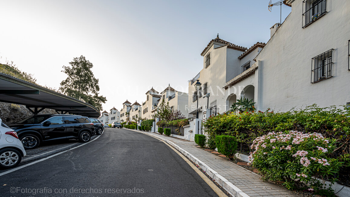 Charming 4-bed duplex apartment in Club Sierra, on the Istan Road, within walking distance to amenities