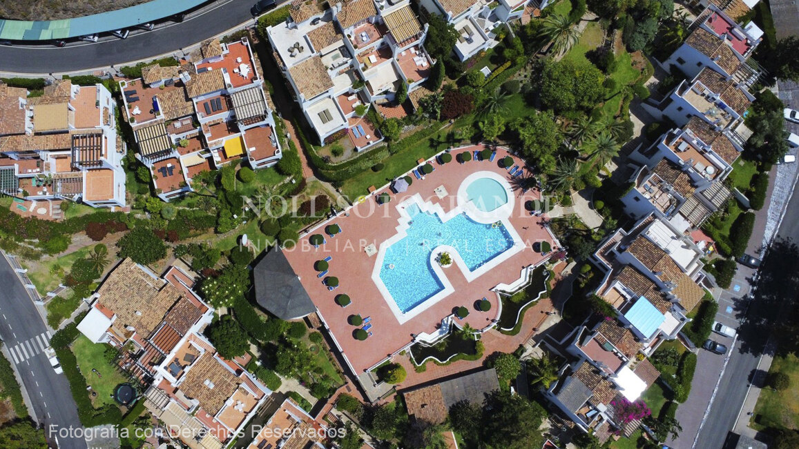 Charming 4-bed duplex apartment in Club Sierra, on the Istan Road, within walking distance to amenities