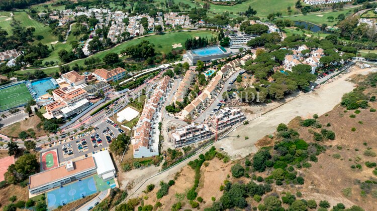 Apartamento a estrenar en primera planta a pasos del Aloha Golf en Nueva Andalucía, Marbella