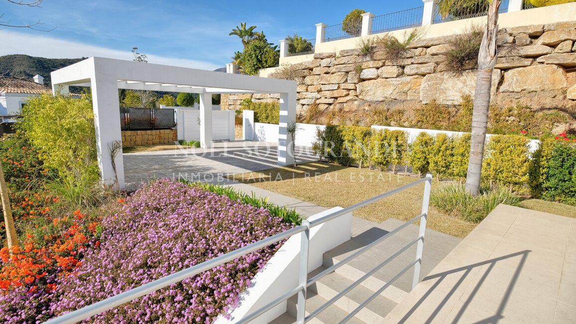 Brand-New Contemporary Villa with Panoramic Sea, Golf & Mountain Views in Benahavís