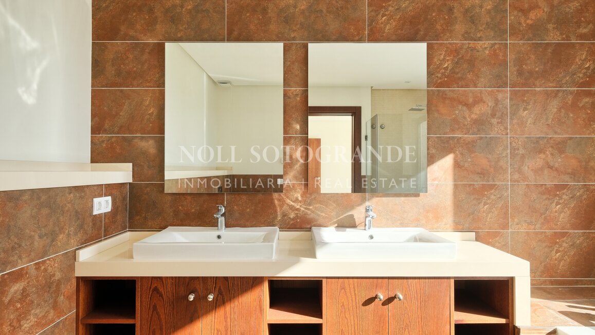 Brand-New Contemporary Villa with Panoramic Sea, Golf & Mountain Views in Benahavís