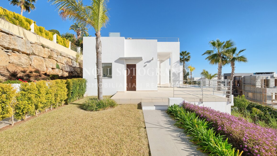 Brand-New Contemporary Villa with Panoramic Sea, Golf & Mountain Views in Benahavís