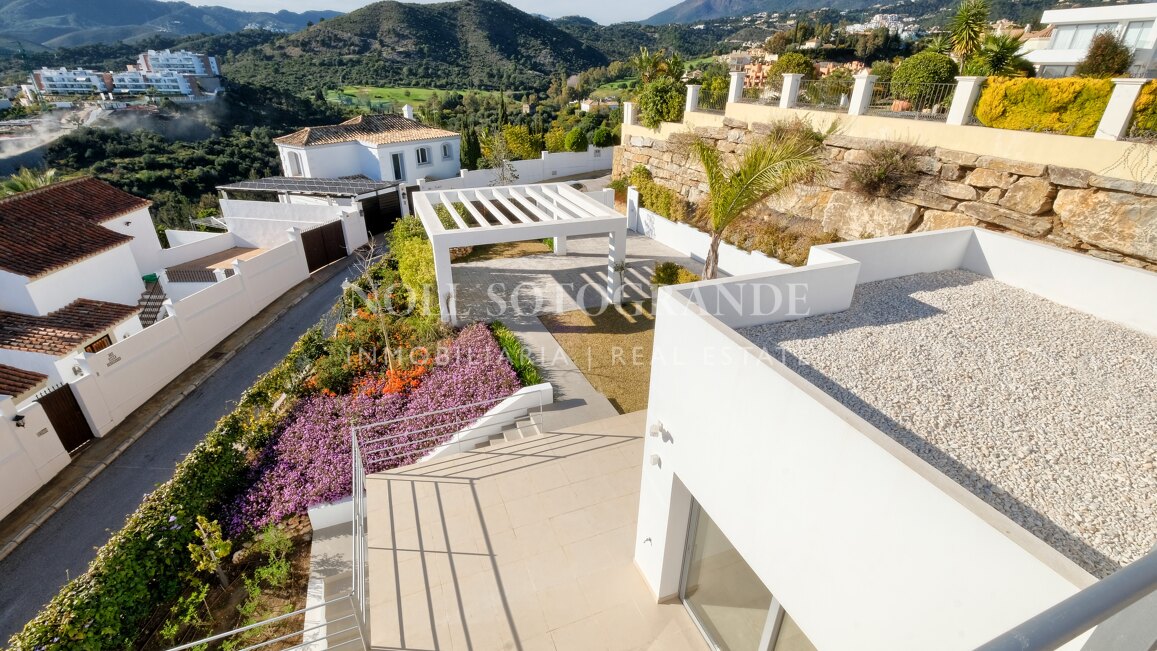 Brand-New Contemporary Villa with Panoramic Sea, Golf & Mountain Views in Benahavís
