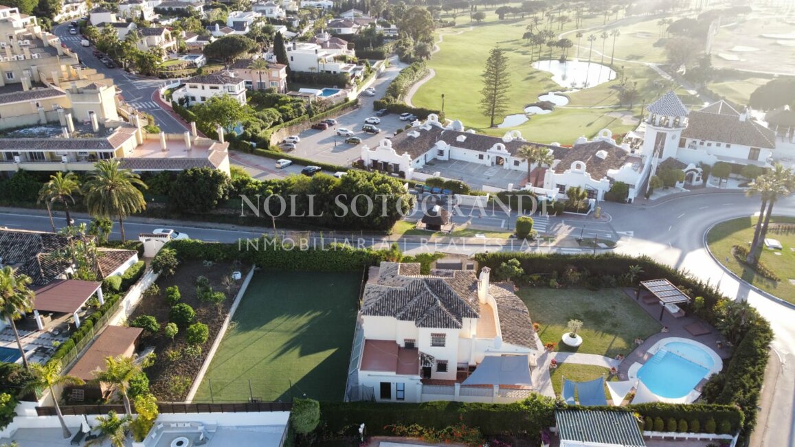 Villa en venta en Los Naranjos Golf, Nueva Andalucia