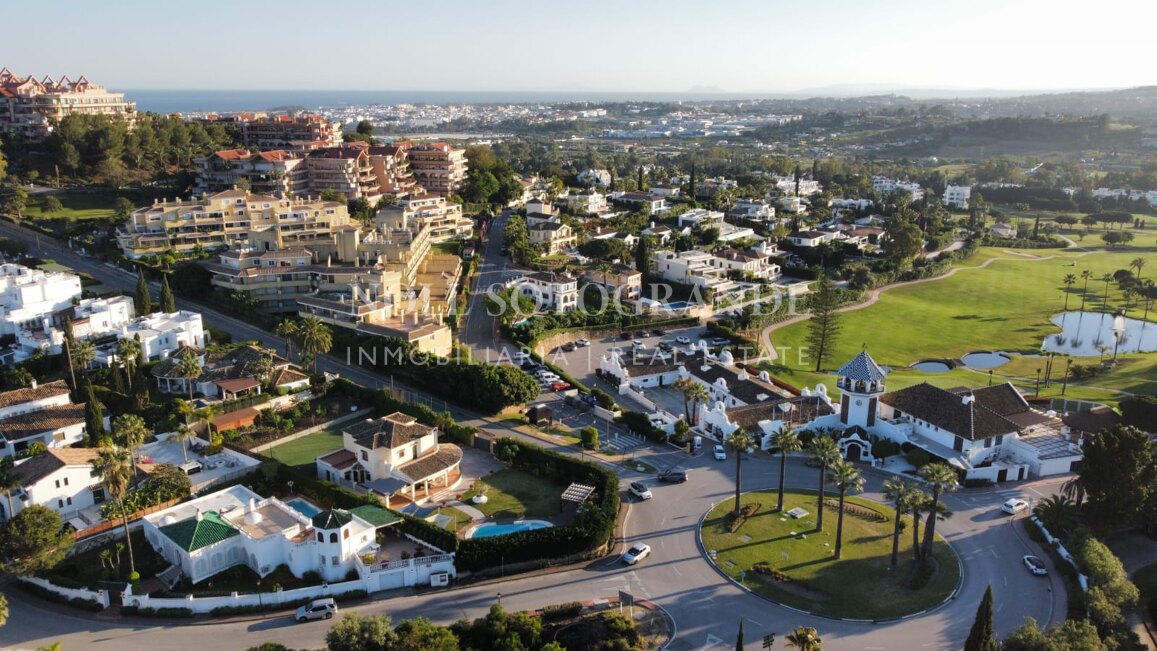 Villa en venta en Los Naranjos Golf, Nueva Andalucia