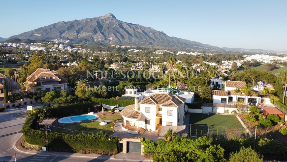 Villa zum Verkauf in Los Naranjos Golf, Nueva Andalucia