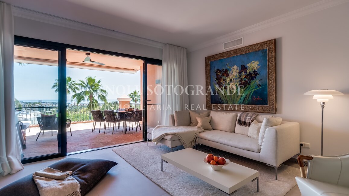 Elegante apartamento con vistas al mar en La Quinta Golf, Benahavís