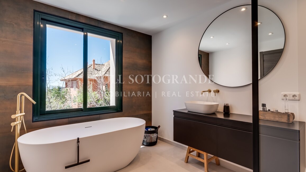 Elegante apartamento con vistas al mar en La Quinta Golf, Benahavís