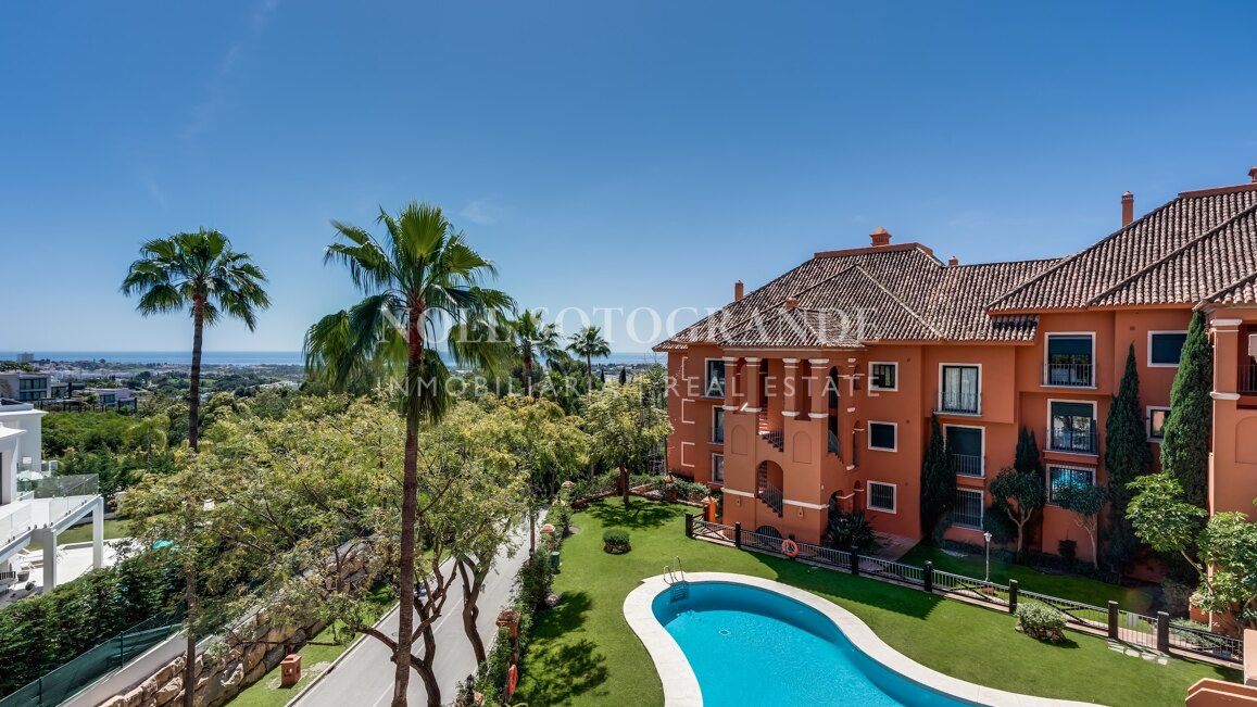 Elegante apartamento con vistas al mar en La Quinta Golf, Benahavís