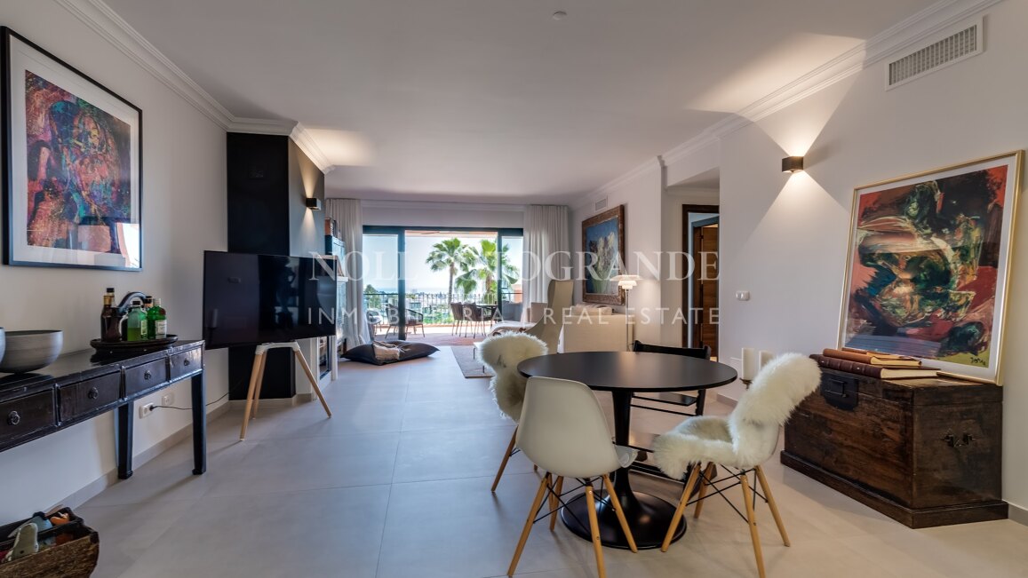 Elegante apartamento con vistas al mar en La Quinta Golf, Benahavís