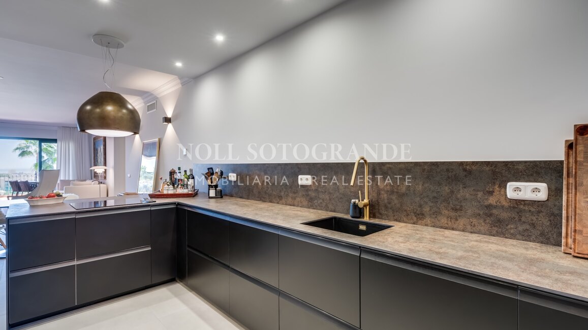 Elegante apartamento con vistas al mar en La Quinta Golf, Benahavís