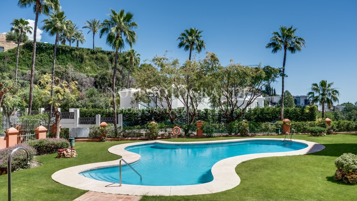 Elegante apartamento con vistas al mar en La Quinta Golf, Benahavís