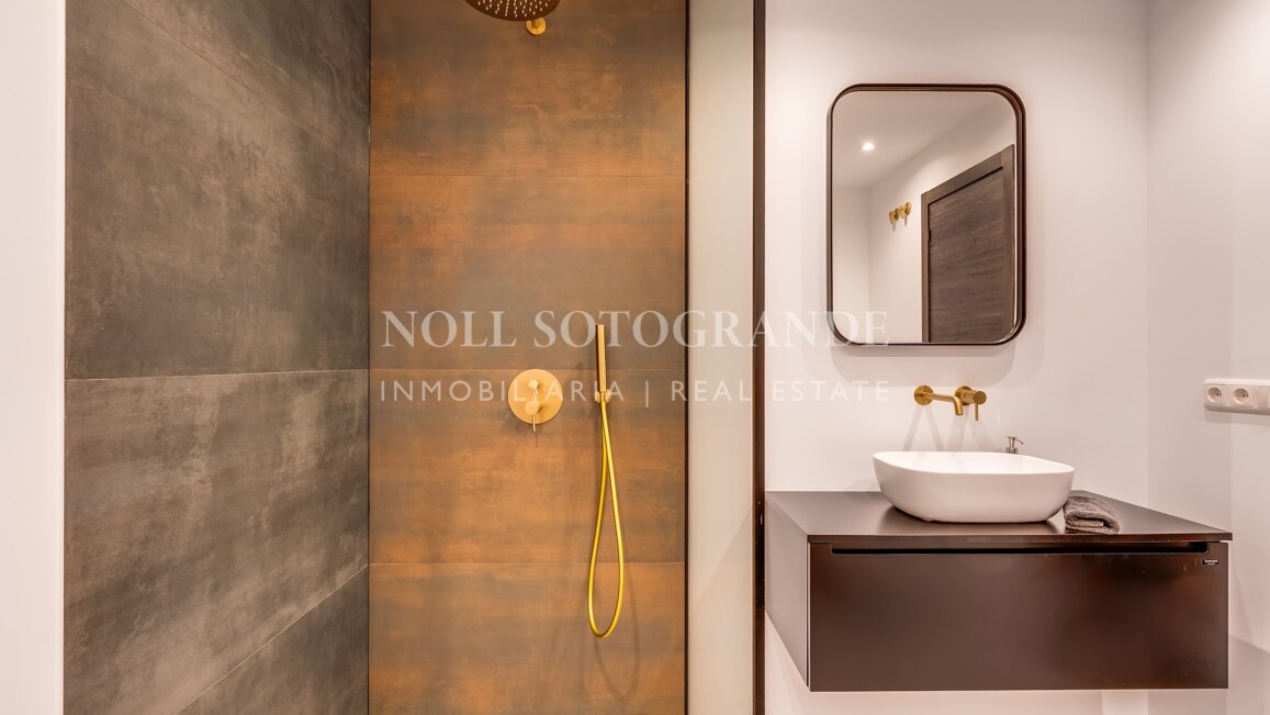 Elegante apartamento con vistas al mar en La Quinta Golf, Benahavís