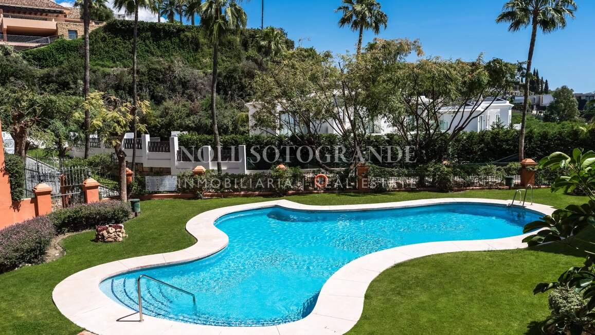 Elegante apartamento con vistas al mar en La Quinta Golf, Benahavís