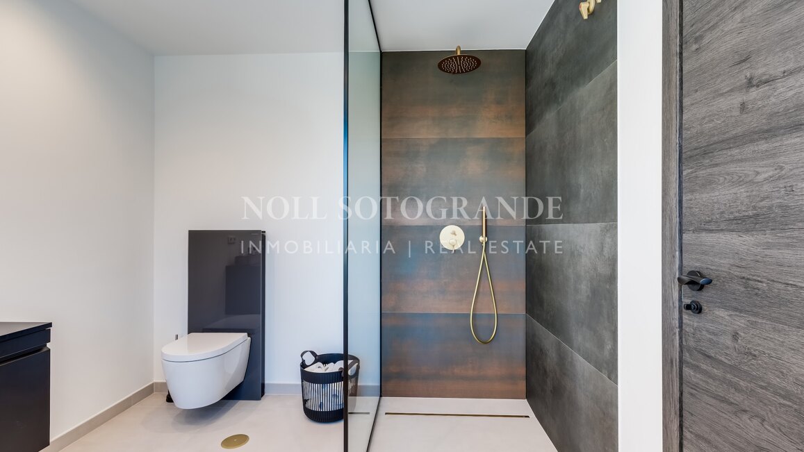 Elegante apartamento con vistas al mar en La Quinta Golf, Benahavís