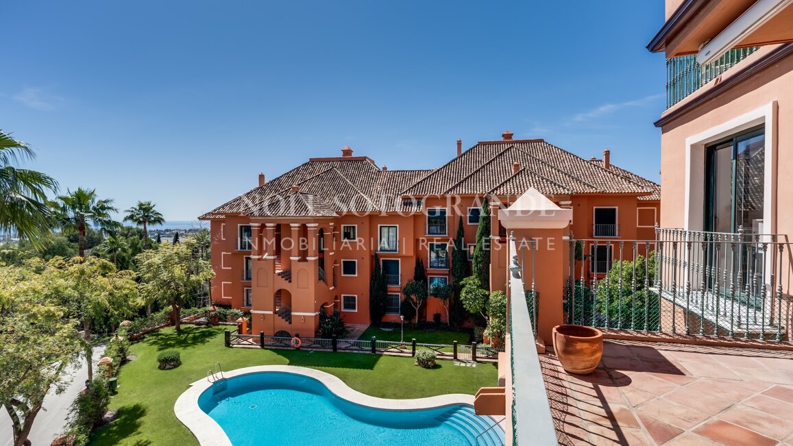 Elegante apartamento con vistas al mar en La Quinta Golf, Benahavís
