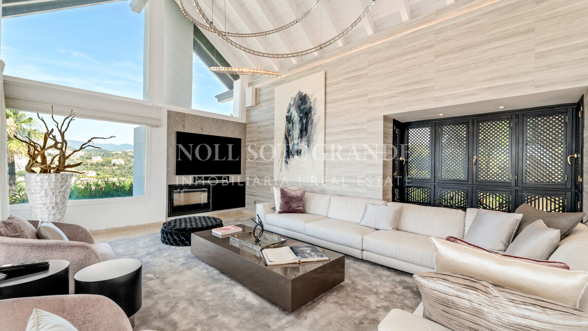 Villa de estilo andaluz de 5 dormitorios con vistas panorámicas y privacidad en La Quinta